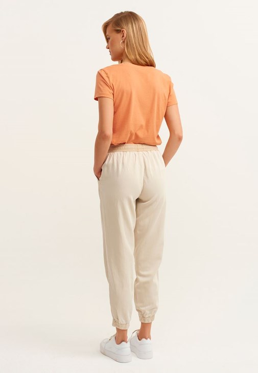 Pamuklu V-Neck Tişört ve Dokulu Jogger Pantolon Kombini