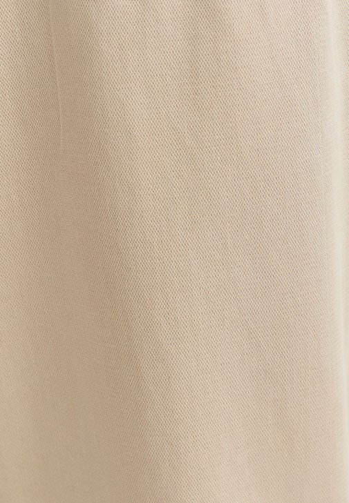 Pamuklu V-Neck Tişört ve Dokulu Jogger Pantolon Kombini
