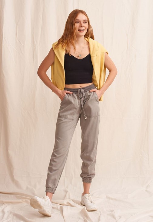 Nature Friendly Jogger Pantolon ve Dikişsiz Askılı Crop Top Kombini
