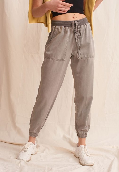 Nature Friendly Jogger Pantolon ve Dikişsiz Askılı Crop Top Kombini