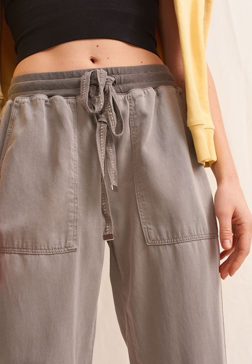 Nature Friendly Jogger Pantolon ve Dikişsiz Askılı Crop Top Kombini