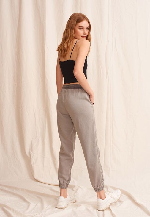 Nature Friendly Jogger Pantolon ve Dikişsiz Askılı Crop Top Kombini