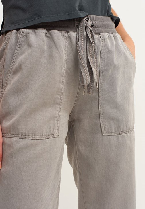 Nature Friendly Jogger Pantolon ve Dikişsiz Askılı Crop Top Kombini