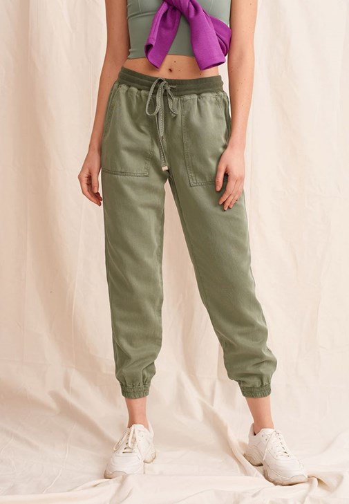 Nature Friendly Jogger Pantolon ve Dikişsiz Tank Top Kombini