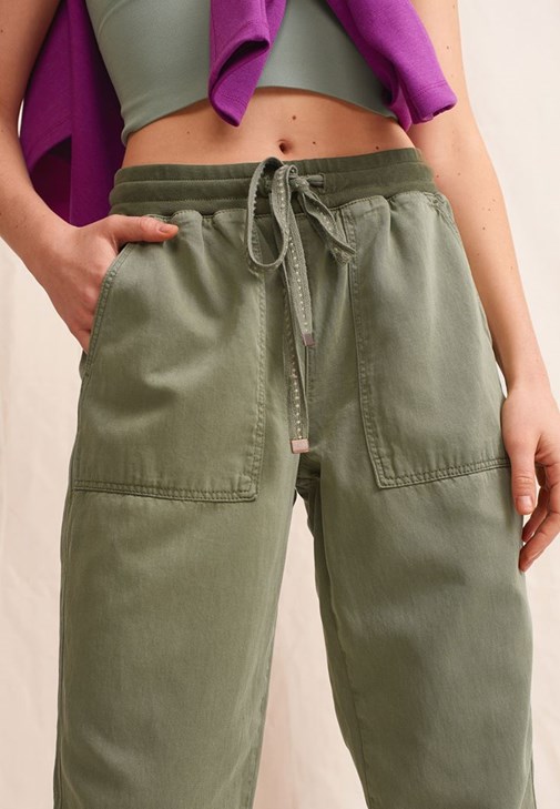 Nature Friendly Jogger Pantolon ve Dikişsiz Tank Top Kombini