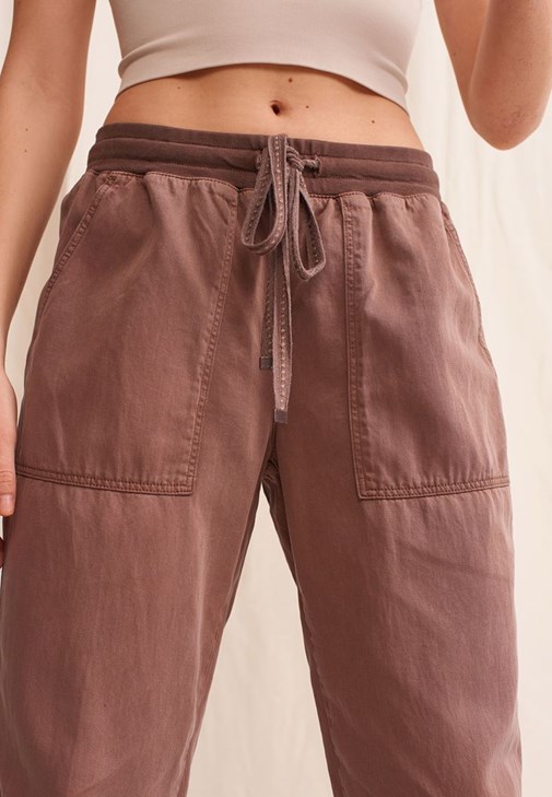 Balon Kollu Bluz ve Yumuşak Dokulu Jogger Pantolon Kombini