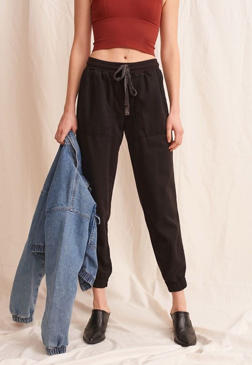 Jogger Pantolon ve Dikişsiz Crop Kombini