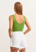 V-Neck Crop Atlet ve Mini Şort Kombini