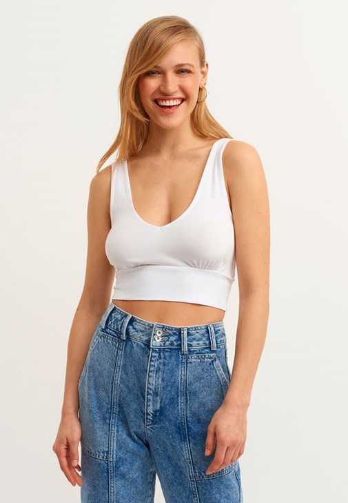 V-Neck Crop Atlet ve Denim Pantolon Kombini