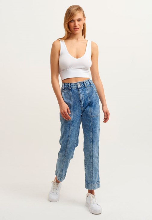 V-Neck Crop Atlet ve Denim Pantolon Kombini