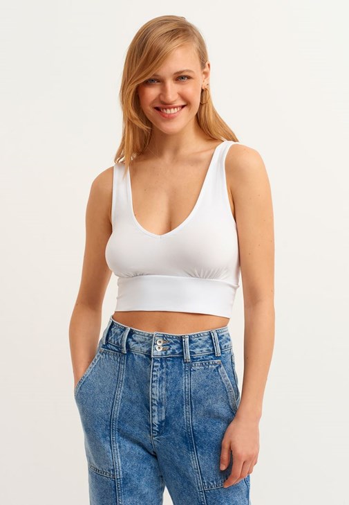 V-Neck Crop Atlet ve Denim Pantolon Kombini