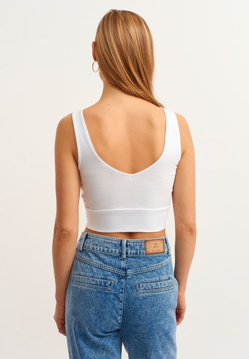 V-Neck Crop Atlet ve Denim Pantolon Kombini