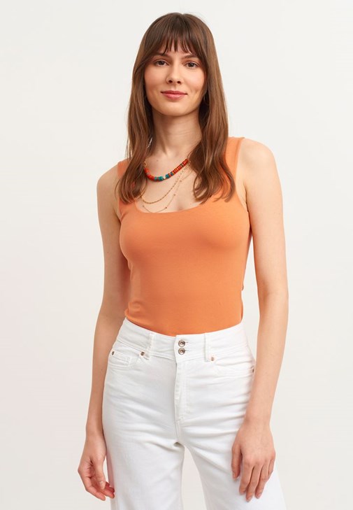 Kare Yaka Atlet ve Crop Pantolon Kombini