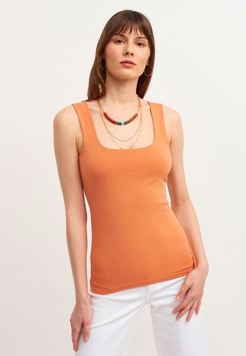 Kare Yaka Atlet ve Crop Pantolon Kombini