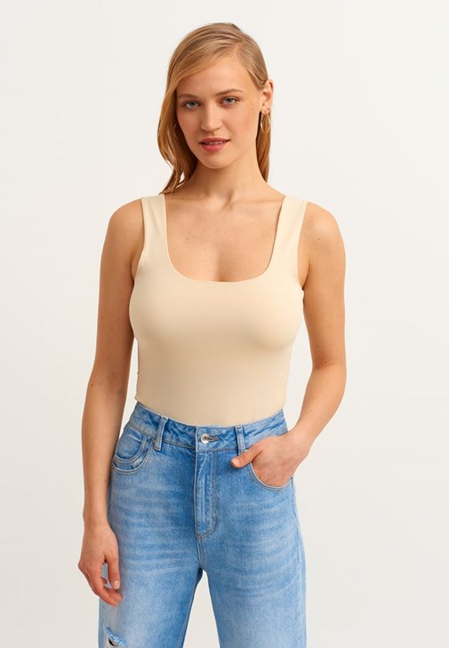 Esnek Dokulu Atlet ve Denim Pantolon Kombini