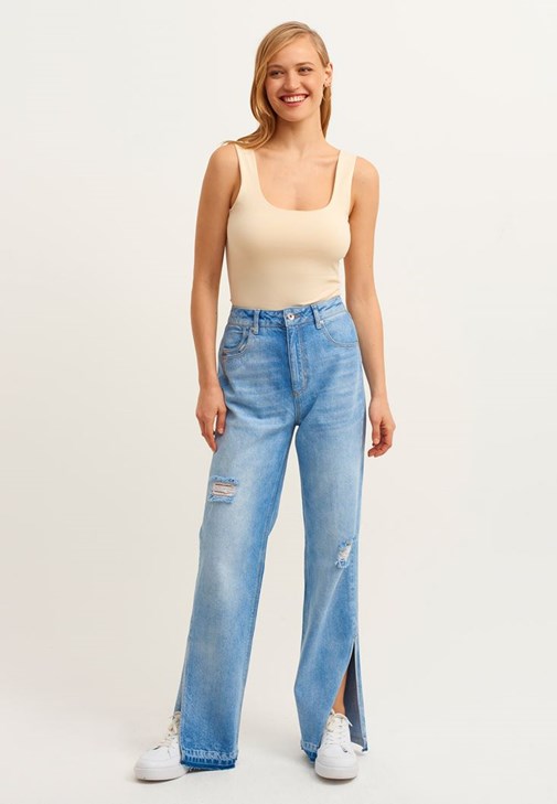 Esnek Dokulu Atlet ve Denim Pantolon Kombini