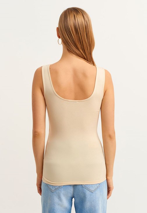 Esnek Dokulu Atlet ve Denim Pantolon Kombini