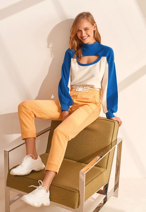 Baggy-Fit Pantolon ve Sweatshirt Kombini