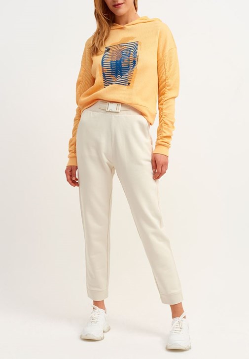 Baggy-Fit Pantolon ve Crop Sweatshirt Kombini