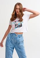 Baskılı Crop Tişört ve Yüksek Bel Denim Pantolon Kombini