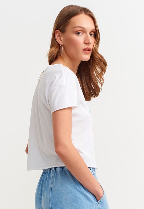 Baskılı Crop Tişört ve Yüksek Bel Denim Pantolon Kombini