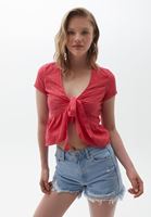  Bağcıklı Crop Bluz ve Denim Şort Kombini
