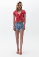  Bağcıklı Crop Bluz ve Denim Şort Kombini