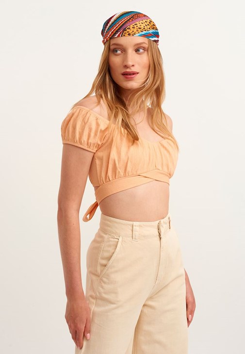 Yırtmaçlı Wide-Leg Pantolon ve Crop Bluz Kombini