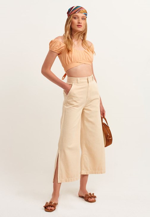 Yırtmaçlı Wide-Leg Pantolon ve Crop Bluz Kombini