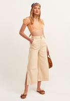 Yırtmaçlı Wide-Leg Pantolon ve Crop Bluz Kombini