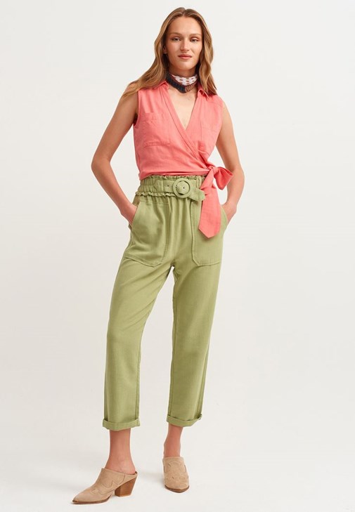 Beli Bağlamalı Gömlek ve Pantolon Kombini