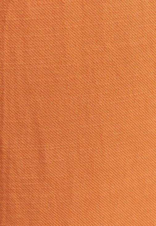 Bağcıklı Pantolon ve Pamuklu Tişört Kombini