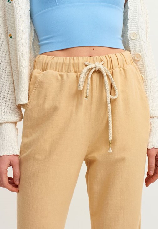 Bağcıklı Pantolon ve Dikişsiz Crop Top Kombini