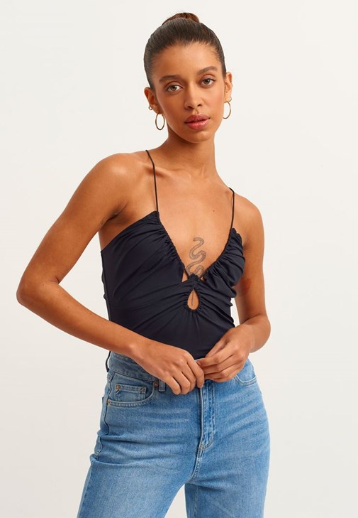 Sırt Detaylı Bodysuit ve Denim Pantolon Kombini