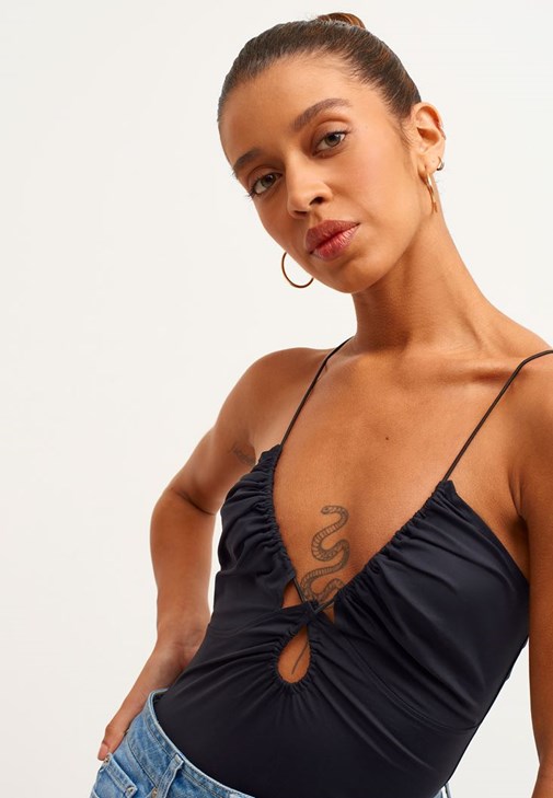 Sırt Detaylı Bodysuit ve Denim Pantolon Kombini