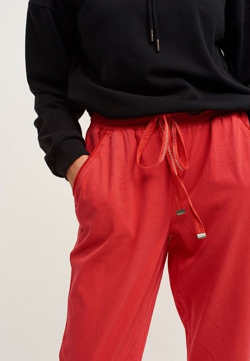 Nature Friendly Jogger Pantolon ve Büzgülü Crop Sweatshirt Kombini