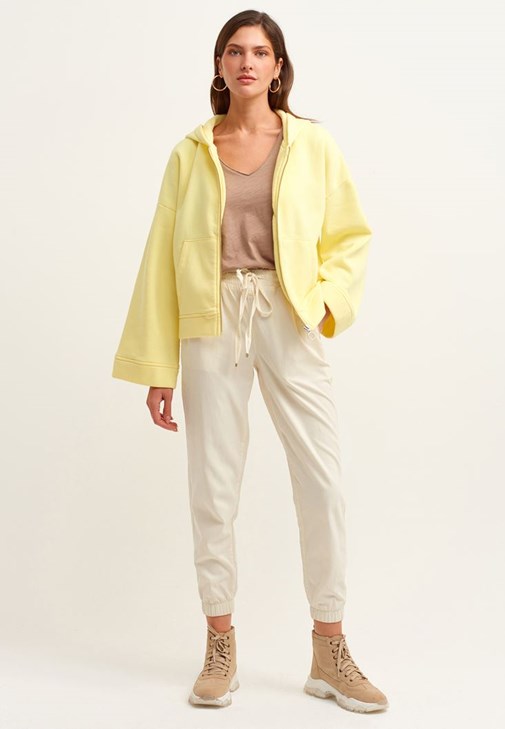 Nature Friendly Jogger Pantolon ve Fermuarlı Sweatshirt Kombini
