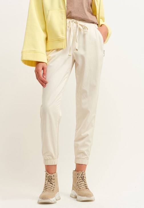 Nature Friendly Jogger Pantolon ve Fermuarlı Sweatshirt Kombini