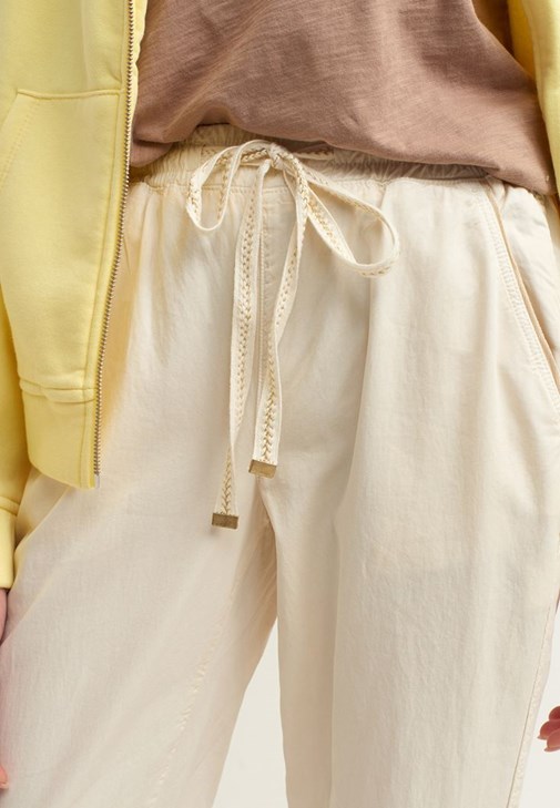 Nature Friendly Jogger Pantolon ve Fermuarlı Sweatshirt Kombini