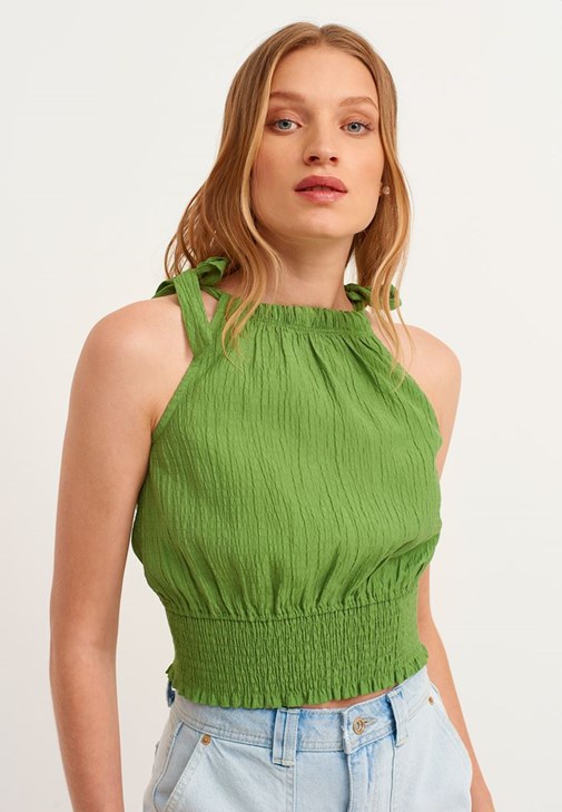 Halter Yaka Crop ve Denim Şort Kombini