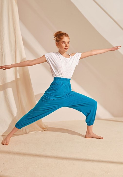 Cut-Out Detaylı Tişört ve Jogger Pantolon Kombini