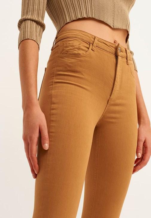 Toparlayıcı Etkili Skinny Pantolon ve Örgü Detaylı Crop Triko Kombini