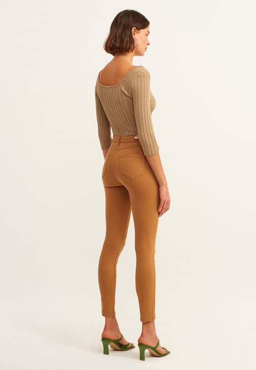 Toparlayıcı Etkili Skinny Pantolon ve Örgü Detaylı Crop Triko Kombini