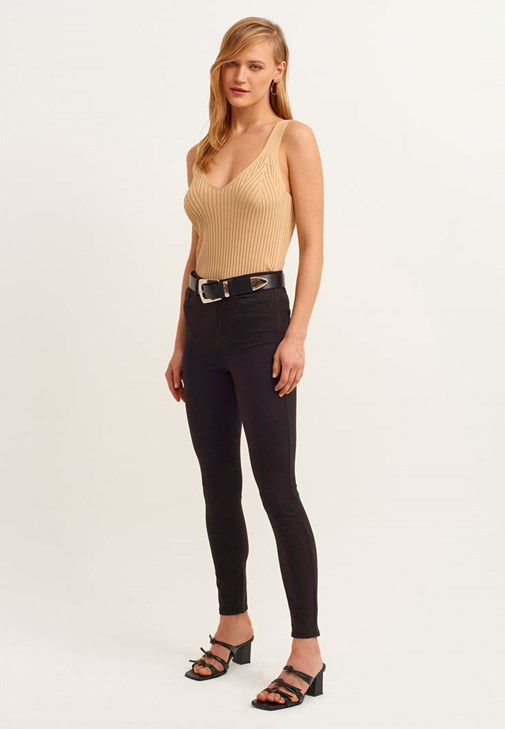 Cut-Out Detaylı Kazak ve Skinny Pantolon Kombini
