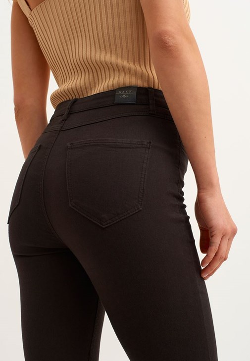 Cut-Out Detaylı Kazak ve Skinny Pantolon Kombini