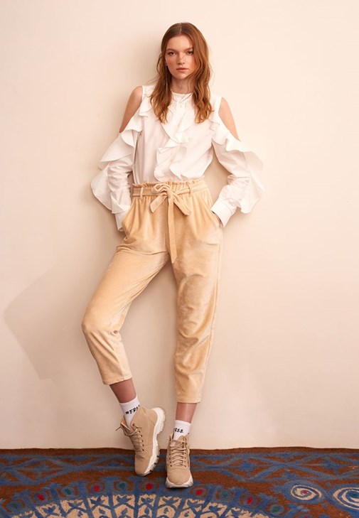 Velvet Jogger Pantolon ve Cut-Out Romantik Bluz Kombini