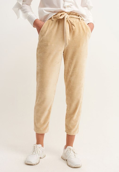 Velvet Jogger Pantolon ve Cut-Out Romantik Bluz Kombini