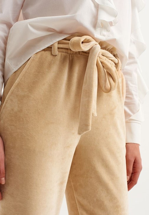 Velvet Jogger Pantolon ve Cut-Out Romantik Bluz Kombini