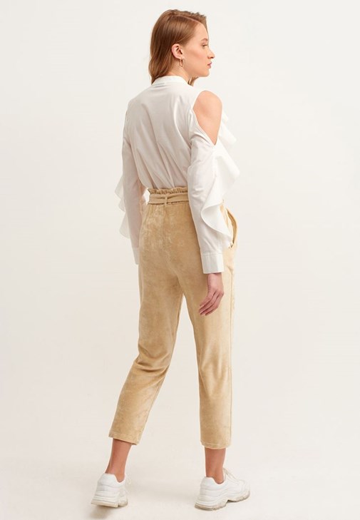 Velvet Jogger Pantolon ve Cut-Out Romantik Bluz Kombini