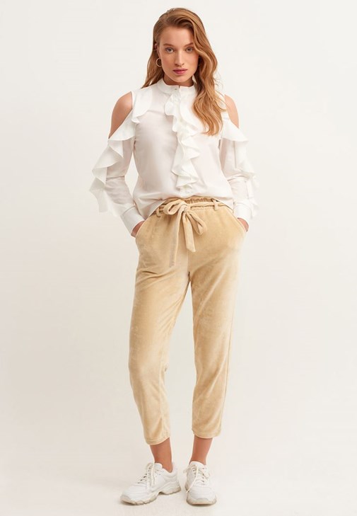 Velvet Jogger Pantolon ve Cut-Out Romantik Bluz Kombini